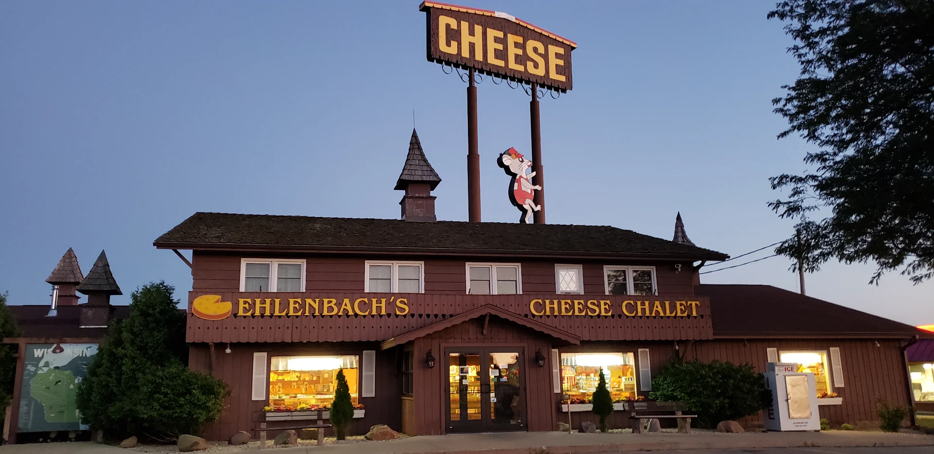 Wi-Fi camping, RV camping near Madison WI, full hookups, RV park close to Madison suburbs, Lantern DeForest RV Resort Campgro